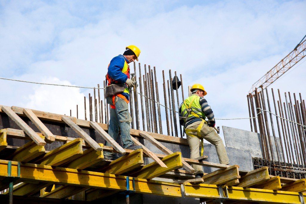 Équipe en intervention sur chantier — coordination et sécurité